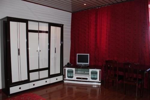 Televisyen dan/atau pusat hiburan di Pekin Hotel