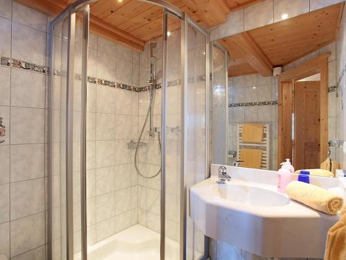 een badkamer met een douche en een wastafel bij Berggasthof Zieplhof in Westendorf