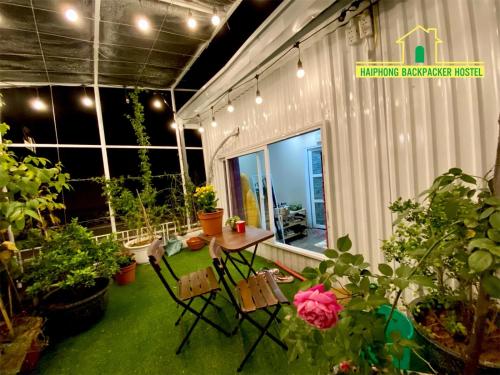 Taman di luar Haiphong Backpacker Hostel