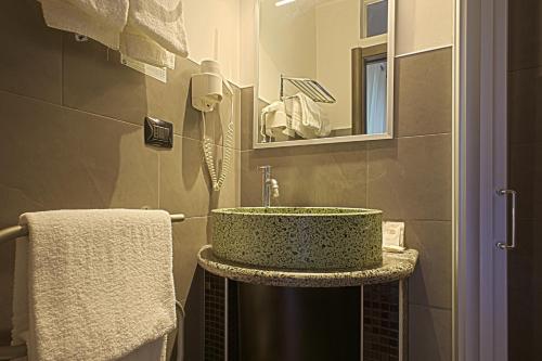 La salle de bains est pourvue d'un lavabo et d'un miroir. dans l'établissement Bella Pescara B&B, à Pescara
