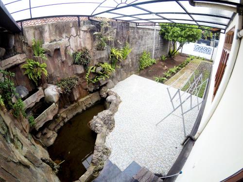 an overhead view of a garden with a pool of water at Garden Yard Homestay Jogja in Ngaglik