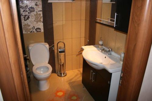 A bathroom at KIKI Stegna