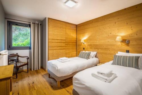 een hotelkamer met 2 bedden en een raam bij Les 360 - Apt 12 - BO Immobilier in Châtel