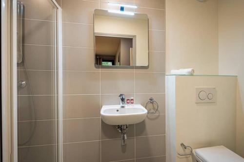 une salle de bain avec un lavabo et une douche avec un miroir dans l'établissement Les 360 - Apt 12 - BO Immobilier - Châtel - Châtel Multipass Été 2025 en option au tarif de 3euros par jour et par personne, à Châtel