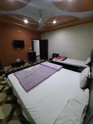 TV a/nebo společenská místnost v ubytování Hotels Inn Multan Laxen Inn Multan Hotels Pakistan