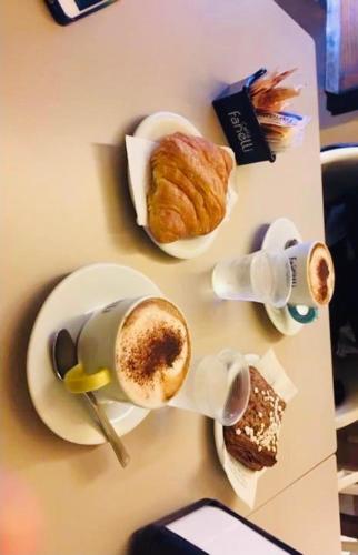 una mesa con dos tazas de café y un plato de comida en Appartamento Bax 1, en Francavilla Fontana
