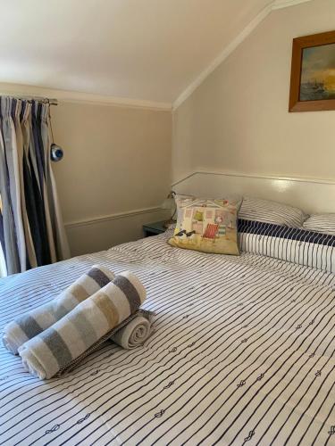 En eller flere senge i et værelse på Bolthole Cottage