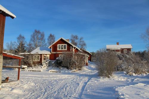 a house is covered in snow in a yard at Boende nära Romme Alpin och andra friluftsaktiviteter i Dalarna in Smedjebacken