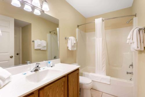 uma casa de banho com um lavatório, um WC e um chuveiro em Tamarack Wisconsin Dells, a Ramada by Wyndham em Wisconsin Dells