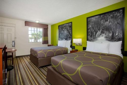 Un ou plusieurs lits dans un hébergement de l'établissement Super 8 by Wyndham Lake City