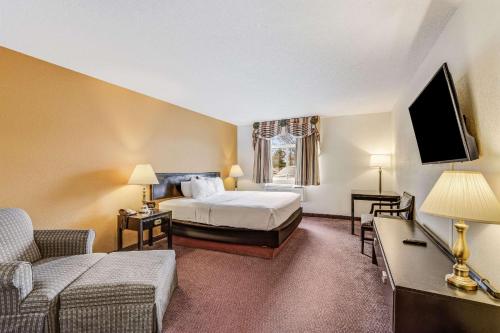 Katil atau katil-katil dalam bilik di Econo Lodge Whitehall near Michigan's Adventure