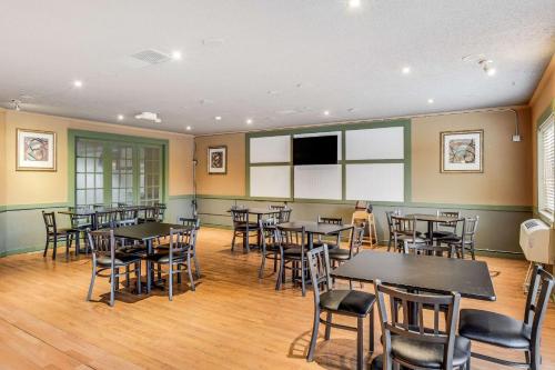Televisyen dan/atau pusat hiburan di Econo Lodge Whitehall near Michigan's Adventure