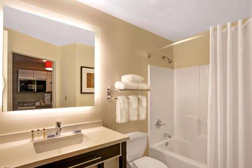 Et badeværelse på MainStay Suites Louisville Jeffersontown