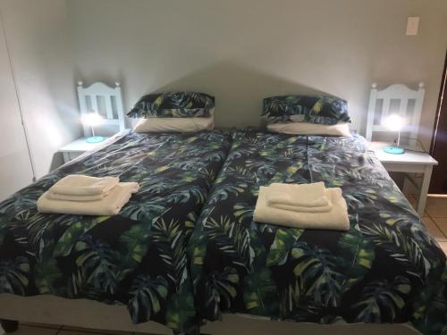 ein Schlafzimmer mit einem Bett mit zwei Handtüchern darauf in der Unterkunft Blooming Nice Stay in Harrismith