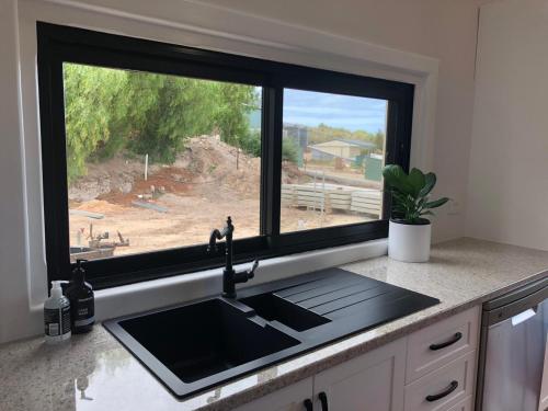 Una cocina o cocineta en Happy Valley Rest