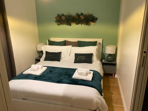 Futura Exclusive Suite 5 Attico في باري: غرفة نوم بسرير كبير عليها مناشف