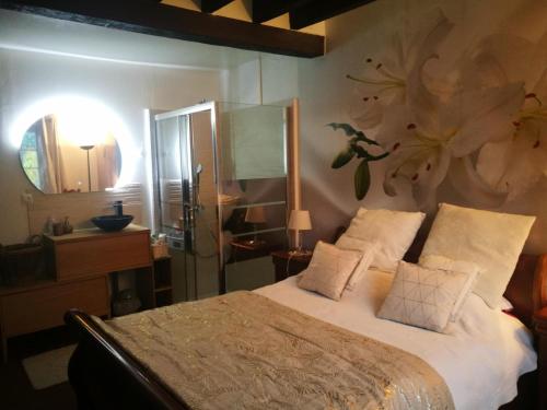 1 dormitorio con 1 cama con un mural de flores en la pared en La Grange en Vouzon