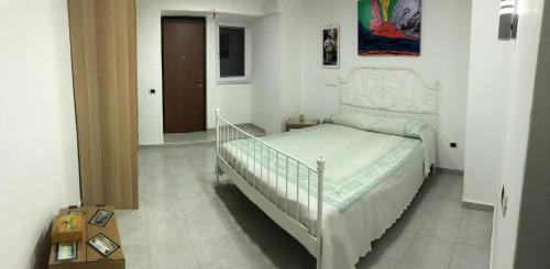 una camera con letto bianco di Albert's House a Napoli