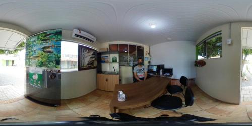 een kamer met een glijbaan in het midden van een kamer bij Pousada do Joca Bonito/MS in Bonito
