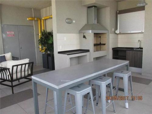 a kitchen with a table and stools in a room at Departamento Santiago Centro, Excelente ubicación in Santiago