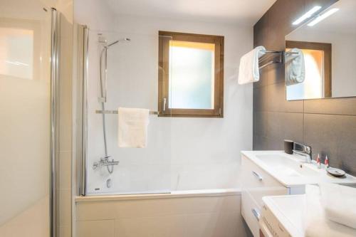 ein Badezimmer mit einer Dusche, einem Waschbecken und einer Badewanne in der Unterkunft Les Freinets - Apt B201 - BO Immobilier in Châtel