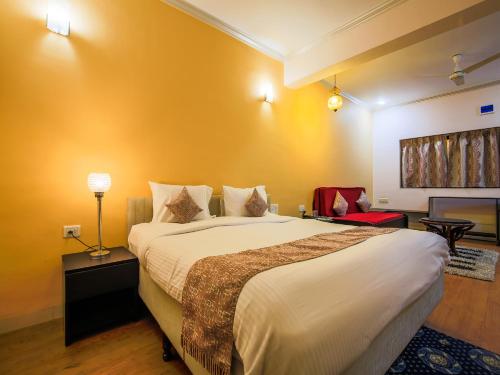 een slaapkamer met een groot bed in een kamer bij The Center Court Resort & Spa in Varca
