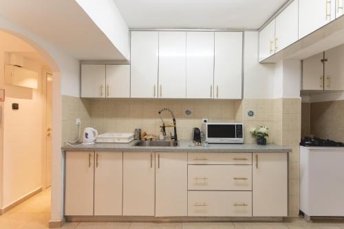 A kitchen or kitchenette at Orel's Ground floor Apartment