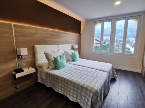 Un pat sau paturi într-o cameră la Hotel Restaurant Rose des Pyrénées