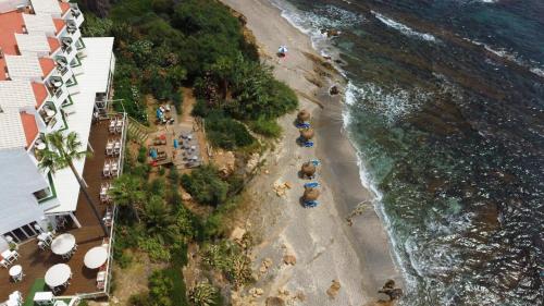 an aerial view of a beach with umbrellas and the ocean at Hotel Boutique Milla de Plata in Torreguadiaro