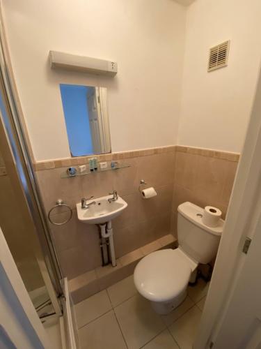 Un baño de Contractors Guest House