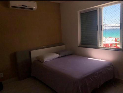 une petite chambre avec un lit et une fenêtre dans l'établissement Apt frente para o mar - Prainha, Arraial do Cabo, à Rio de Janeiro
