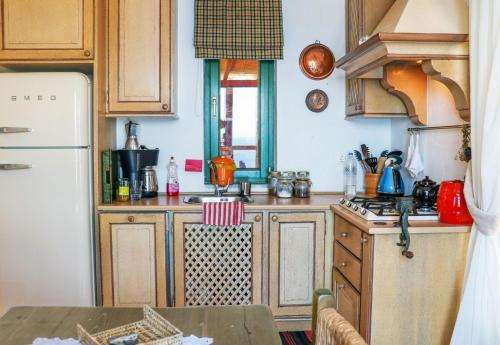 Η κουζίνα ή μικρή κουζίνα στο Stylish stone villa with a swimming pool, sea view and large terrace, ideal for a family or a group of friends