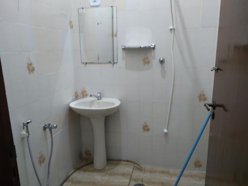 a bathroom with a sink and a mirror at Pousada Iguape in Iguape