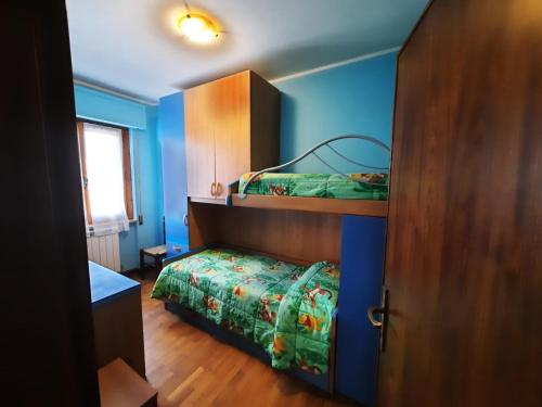 Schlafzimmer mit Etagenbett und blauen Wänden in der Unterkunft Appartamento VACANZE DI PUCCI LIDIA in Assisi