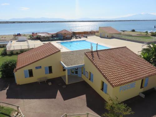 une vue aérienne d'une maison avec piscine dans l'établissement Antigua, au Barcarès