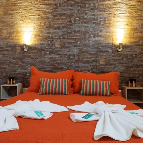 a bed with white towels on top of it at Hotel Berlin in Villa General Belgrano