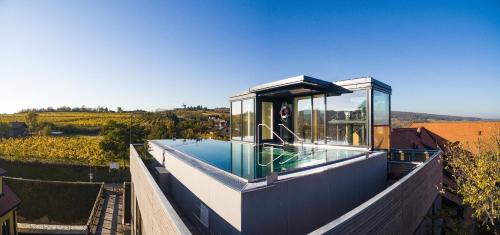 a house with a swimming pool on top of a building at Hotel Althof Retz in Retz