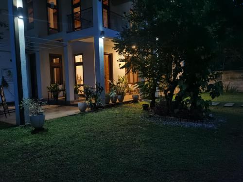 Taman di luar RUWINSONS Canal Garden