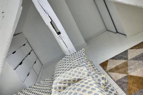 - łóżko z poduszką w niewielkim pokoju w obiekcie Vue incroyable sur Vannes à deux pas des remparts w mieście Vannes