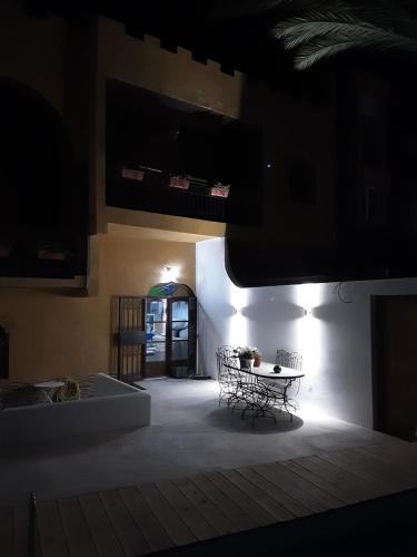 a dark room with a table and a sink at ESCALE PARADIS 10 pers 4 ch 3 sdb piscine in Aourir
