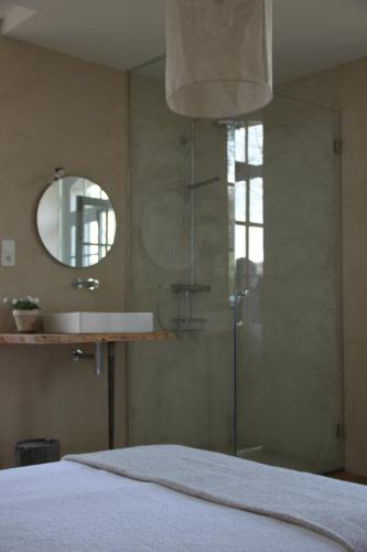 Koupelna v ubytování La Ferme de Saint Christeau