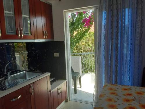 O bucătărie sau chicinetă la Vila Ester