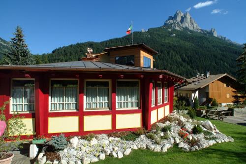 Vista generica sulle montagne o vista sulle montagne dall'interno dell'hotel