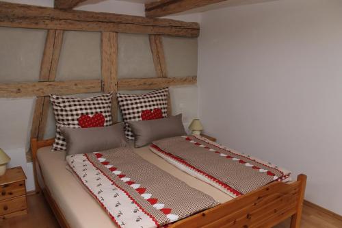 ein Bett mit zwei Kissen auf einem Zimmer in der Unterkunft Alt-Gailingen in Gailingen
