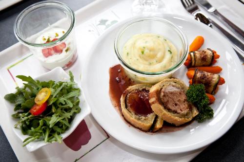 einen Teller mit Fleisch und Gemüse auf einem Tablett in der Unterkunft Jugendherberge Köln-Deutz in Köln