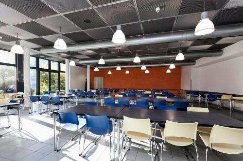 a conference room with a large table and chairs at Jugendherberge Köln-Deutz in Cologne