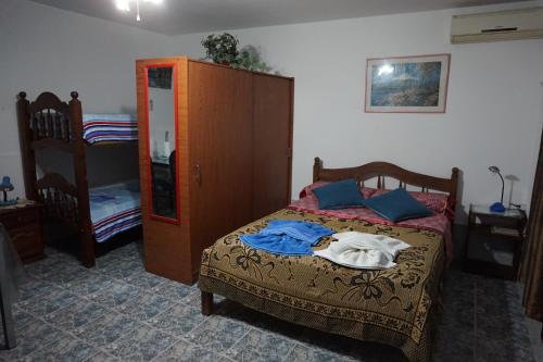1 dormitorio con 1 cama con tocador y espejo en Departamentos Kemi en San Luis