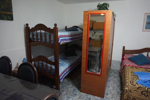um quarto com 2 beliches e um espelho em Departamentos Kemi em San Luis