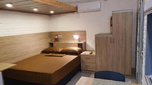 ein kleines Schlafzimmer mit einem Bett und einem Schreibtisch in der Unterkunft Studio Mangales in Santa Cruz de la Sierra