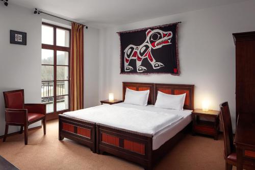 Un dormitorio con una cama grande y una ventana en Hotel Javor en Adršpach